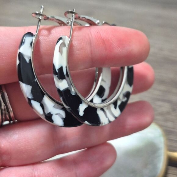 💲6️⃣ Bundled ✔️Casual Fun Hoops Black White Speckled  Earrings 2" - Picture 5 of 7